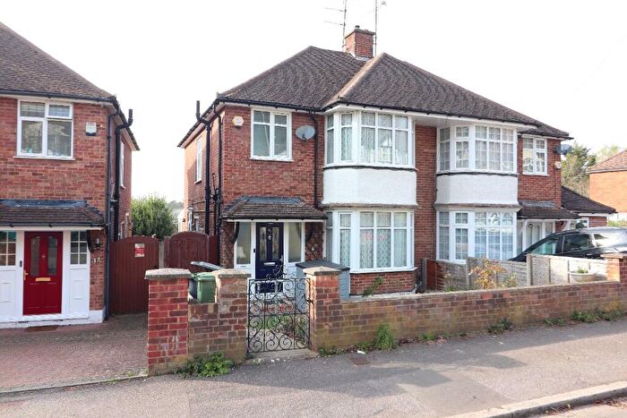 3 Bedroom Semi Detached House For Sale In Wardown Crescent, Luton, Bedfordshire, LU2