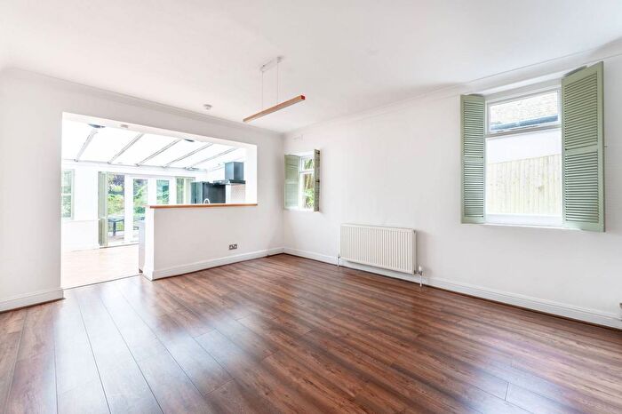2 Bedroom Flat For Sale In Willesden Lane, Brondesbury Park, London, NW2