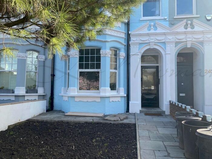 3 Bedroom Flat To Rent In Upper Richmond Road, Putney, SW15