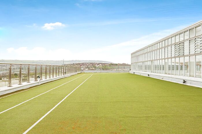 2 Bedroom Flat For Sale In Skypark Road, Bedminster, Bristol, BS3