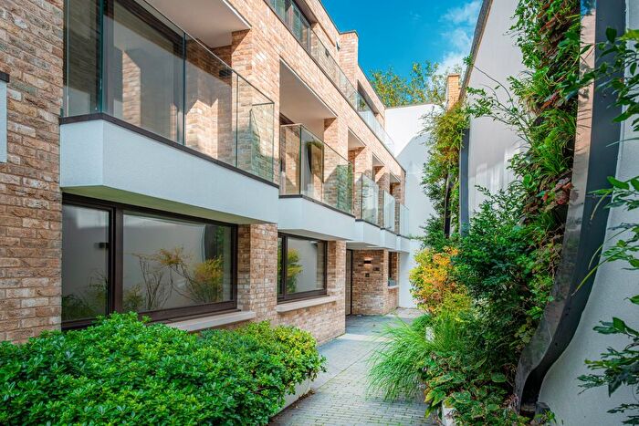 3 Bedroom Detached House To Rent In Chepstow Crescent, London, W11