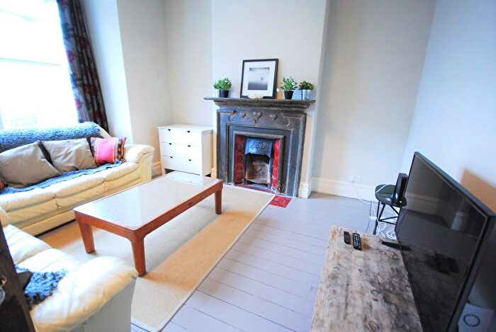 3 Bedroom Maisonette To Rent In Tooting Bec Road, Balham, SW17