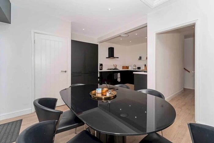 3 Bedroom Semi-Detached House To Rent In Lidgett Lane, Leeds, LS8