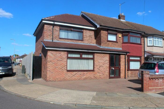 4 Bedroom Semi-Detached House To Rent In Gray Gardens, Hornchurch, London, RM13