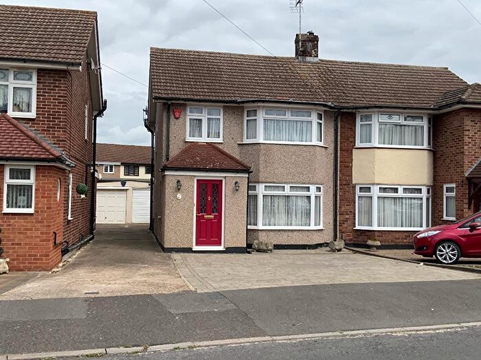 3 Bedroom Semi-Detached House For Sale In Hayes Drive, Rainham, RM13