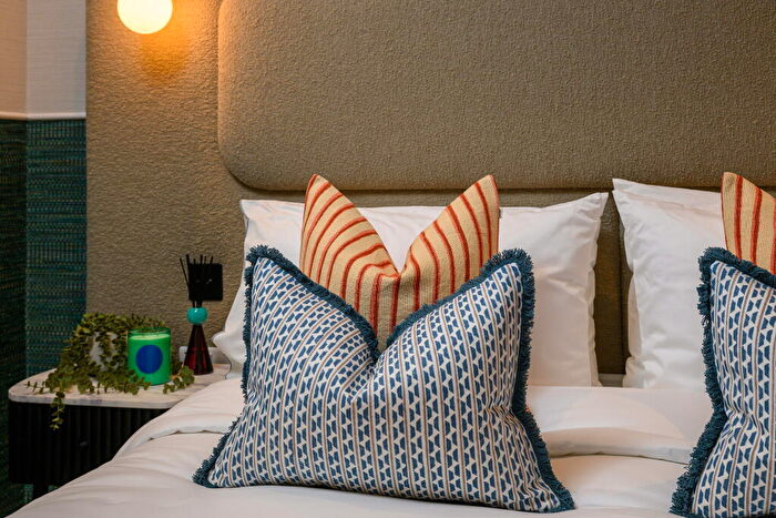 1 Bedroom Apartment For Sale In Heron Wharf, Leven Road, London, E14