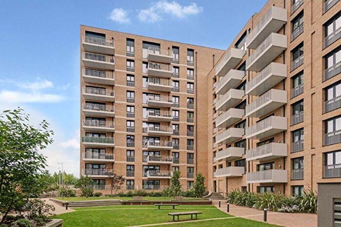 2 Bedroom Flat To Rent In Lakeside Drive, Acton, NW10