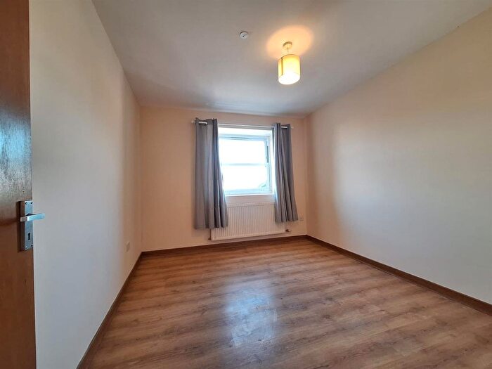 3 Bedroom Flat To Rent In Red Lion Square, Wandsworth High Street, London, SW18
