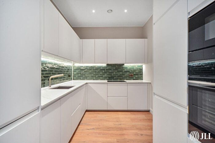 3 Bedroom Flat To Rent In Carpet Street, Sugar House Island, E15