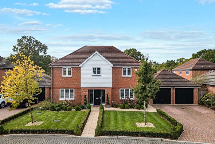 4 Bedroom Detached House For Sale In River Walk, Fetcham, KT22