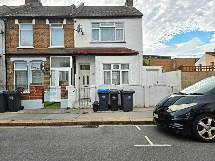 2 Bedroom End Of Terrace House For Sale In Priory Road, Croydon, CR0