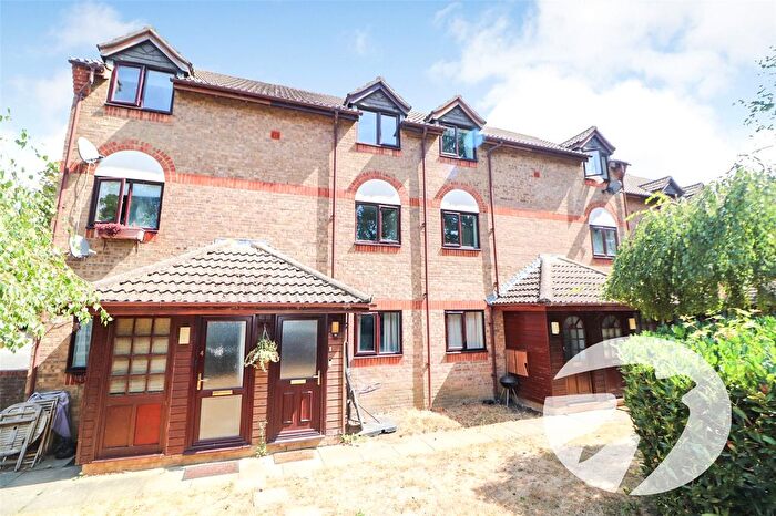 2 Bedroom Maisonette For Sale In Hawthorn Place, Erith, DA8