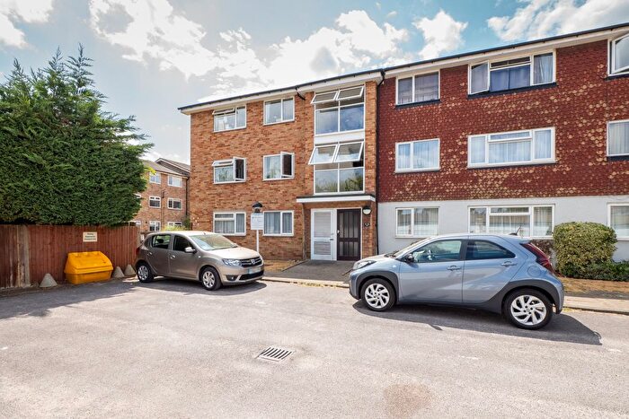 2 Bedroom Flat For Sale In Westbourne Avenue, Cheam, Sutton, SM3