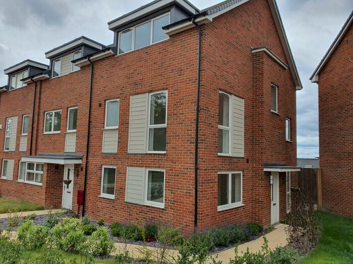 4 Bedroom Semi-Detached House To Rent In Temple Hill, Dartford, DA1