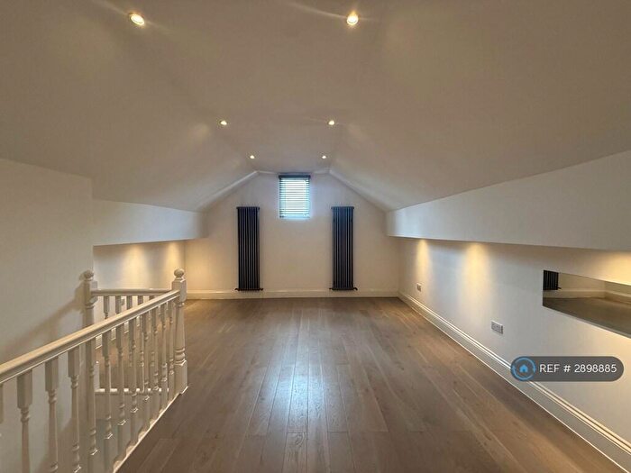 3 Bedroom Flat To Rent In Hamlet Road, London, SE19