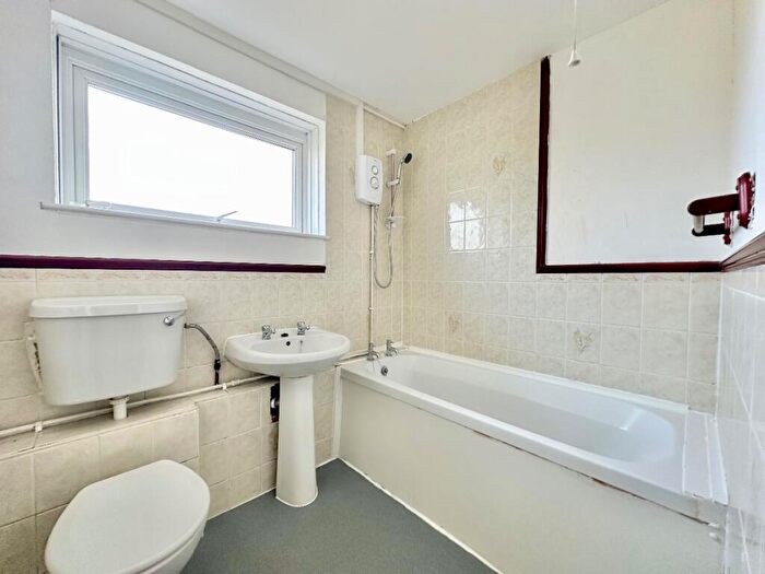 1 Bedroom Flat For Sale In Holdbrook Way, Romford, RM3