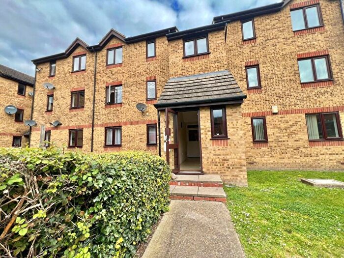 2 Bedroom Flat For Sale In Parsonage Road, Leading To Porter Cl, Grays, RM20