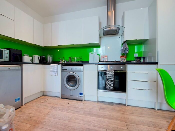 3 Bedroom Flat To Rent In Newmarket Terrace, BN2