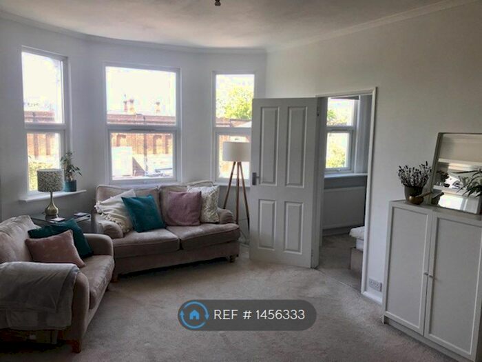 2 Bedroom Flat To Rent In Avenue Park Road, London, SE27