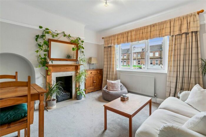 2 Bedroom Flat To Rent In Chesham Court, Trinity Road, SW18