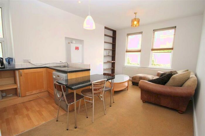 3 Bedroom Flat To Rent In Upper Richmond Road West, Kew, SW14