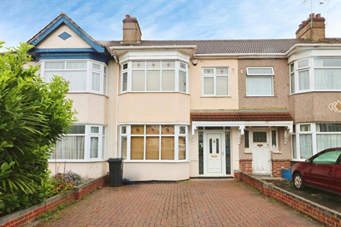 3 Bedroom Terraced House For Sale In Rushden Gardens, Ilford, IG5