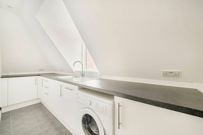 2 Bedroom Flat For Sale In Oak Avenue, Hampton, TW12