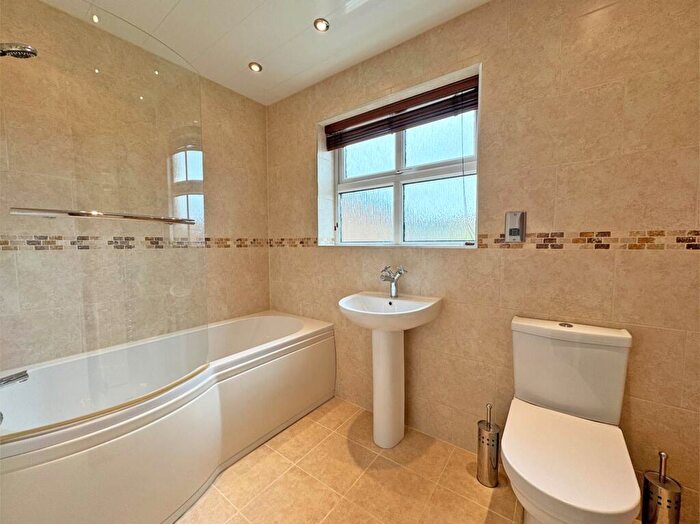 4 Bedroom Semi-Detached House For Sale In Bellingham Close, Oldham, OL2