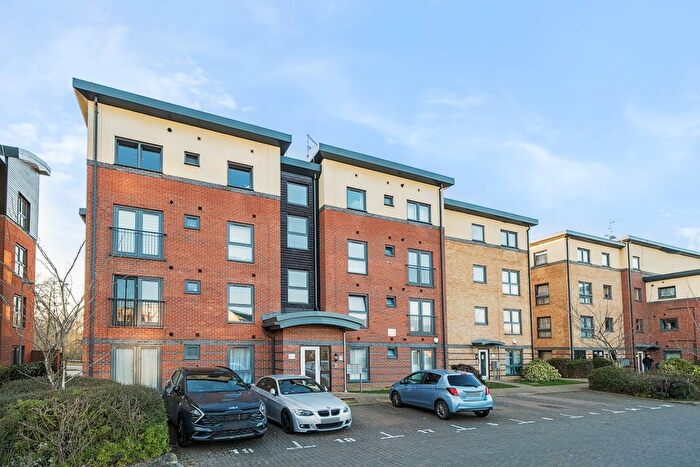 2 Bedroom Flat To Rent In Raven Close, Watford, WD18