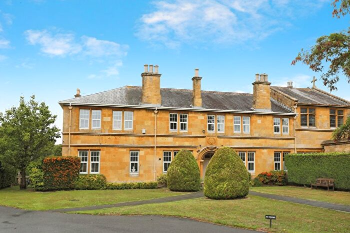 2 Bedroom Flat For Sale In Leamington Road, Broadway, Worcestershire, WR12