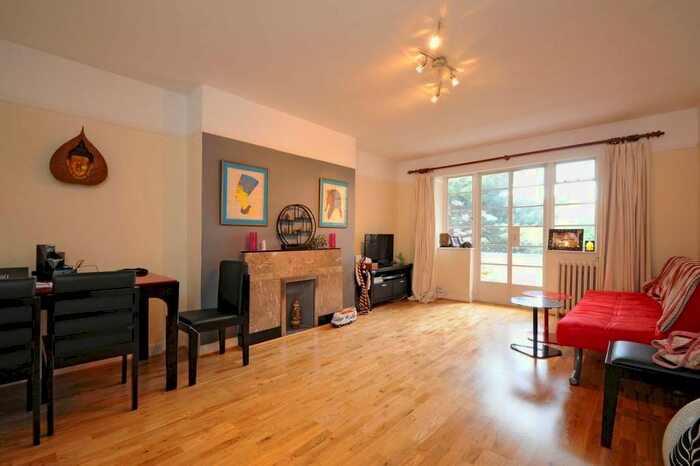 3 Bedroom Flat To Rent In Courtlands, Richmond TW10