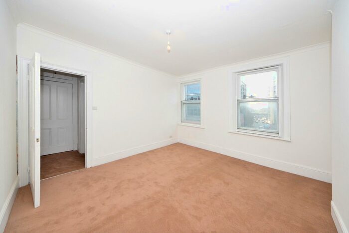 3 Bedroom Flat To Rent In Hammersmith Road, London, W6