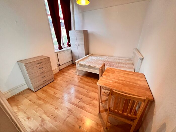 Studio To Rent In Brecknock Road, London, N19