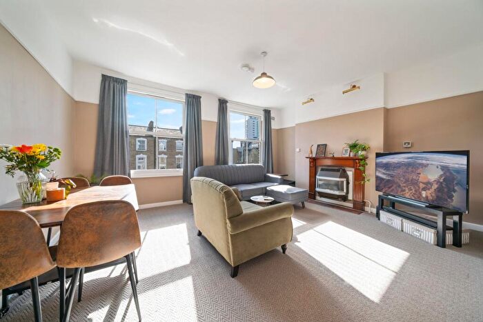2 Bedroom Flat For Sale In Woodstock Road, N4