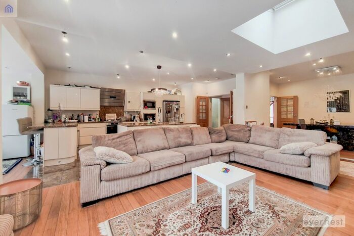 4 Bedroom Semi-Detached House To Rent In Prentis Road, London, SW16