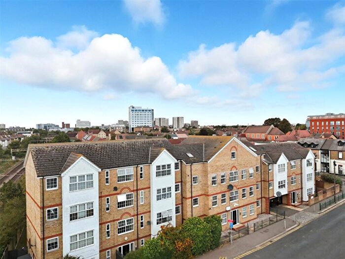 2 Bedroom Apartment For Sale In Chase Court Gardens, Southchurch Village, Southend-On-Sea, Essex, SS1