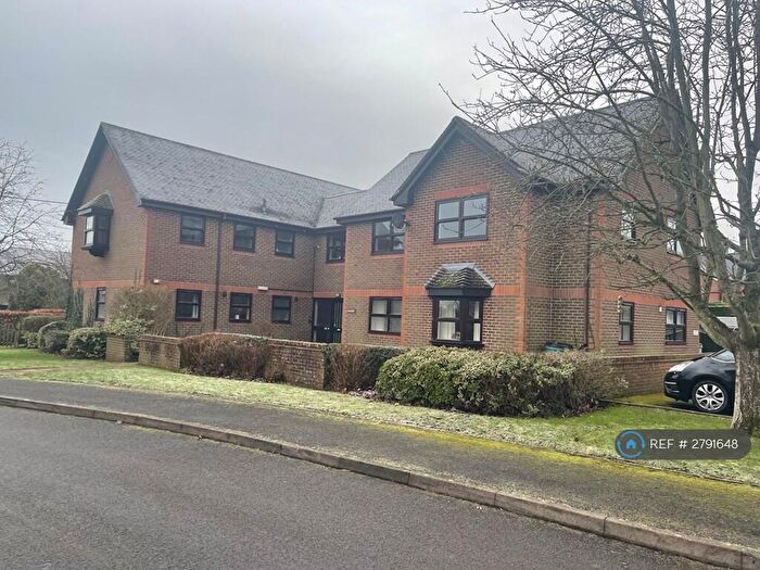 2 Bedroom Flat To Rent In The Strettons, Bradfield, RG7