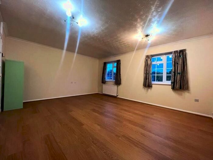 2 Bedroom Flat To Rent In Bearwood Gardens, Fleet, GU51