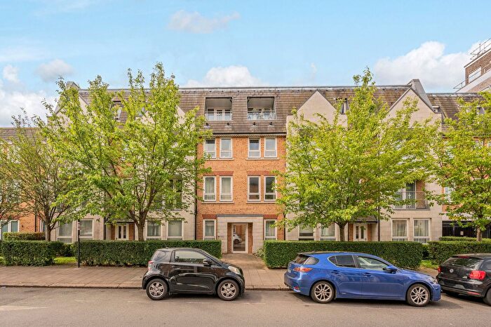 2 Bedroom Flat For Sale In Old Devonshire Road, Balham, London, SW12