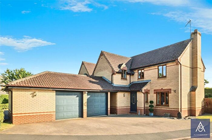 4 Bedroom Detached House For Sale In Beech Drive, Brackley, Northamptonshire, NN13