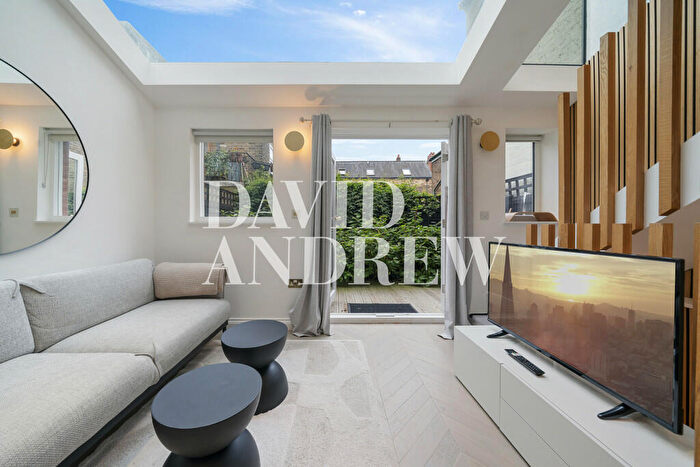 2 Bedroom End Of Terrace House To Rent In Japan Crescent, N4