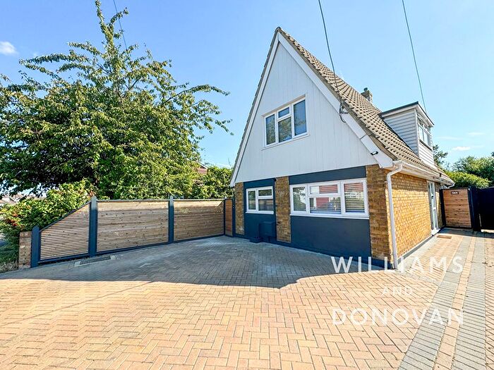 3 Bedroom Chalet For Sale In Sutton Court Drive, Rochford, SS4