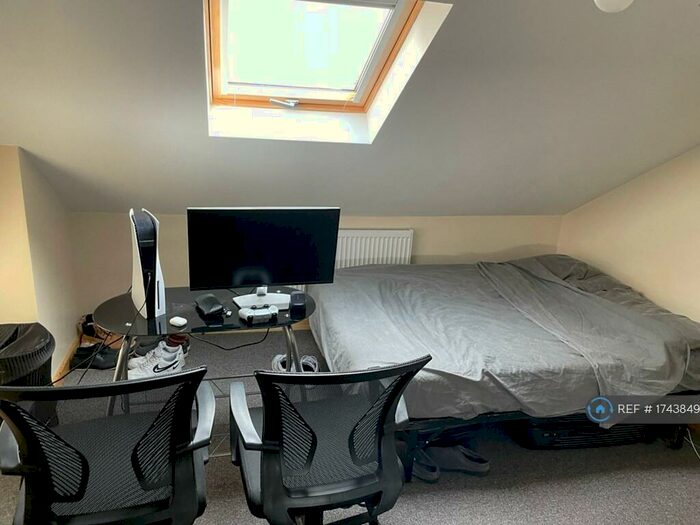 Studio To Rent In Bowes Road, London, N13