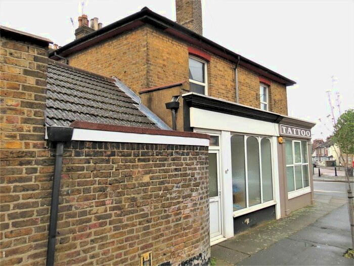 2 Bedroom Flat To Rent In Sutton Road, Watford, Hertfordshire, WD17