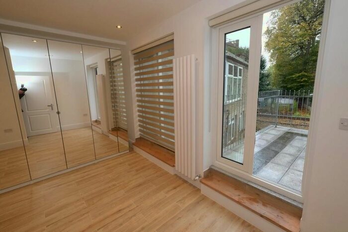 2 Bedroom Flat To Rent In Lewisham Way, London, SE14
