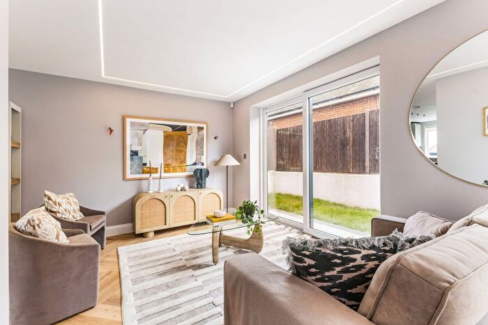 2 Bedroom Flat To Rent In Catsey Lane, Bushey, WD23