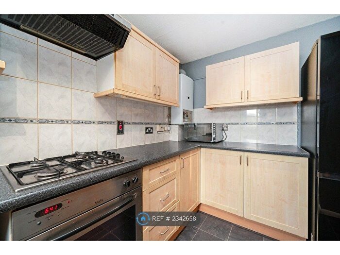 2 Bedroom Flat To Rent In Courtlands Close, Watford, WD24