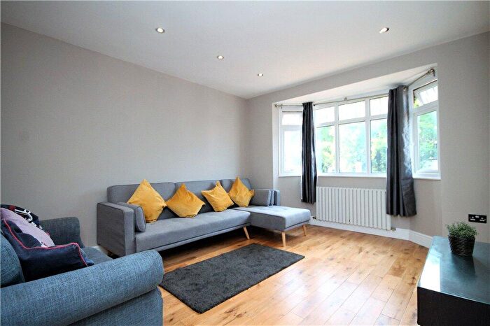 2 Bedroom Apartment For Sale In The Avenue, Coulsdon, CR5