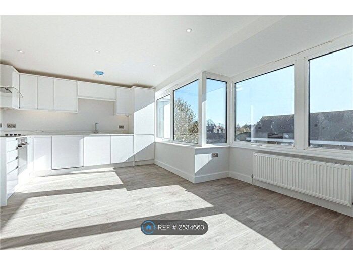 2 Bedroom Flat To Rent In Hamlet House, Alton, GU34