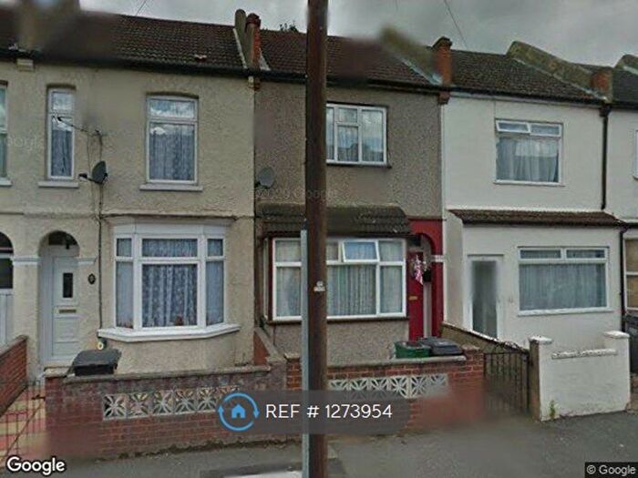 3 Bedroom End Of Terrace House To Rent In Barmouth Road, Croydon, CR0